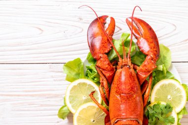 taze Haşlanmış istakoz sebze ve limon ile