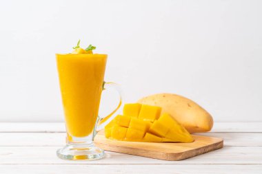 taze mango smoothies - sağlıklı yiyecek ve içecek konsepti