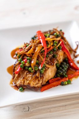 baharatlı tavada kızartılmış ve bitki ile Gruplayıcı balık fileto - Tay gıda tarzı