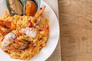 risotto (karides, midye, ahtapot, istiridye) deniz ürünleri ve domates - İtalyan gıda tarzı