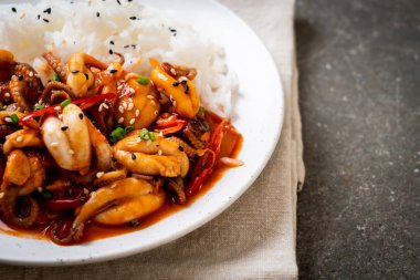 tavada kızartılmış ahtapot veya kalamar ve pirinç - Kore yemeği tarzı ile Kore baharatlı hamur (osam bulgogi)