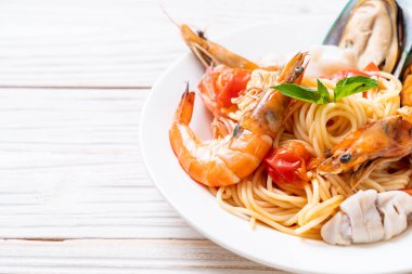 Deniz ürünleri makarna makarna midye, karides, Squis, midye ve domates - İtalyan yemeği tarzı ile