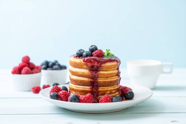 Taze ahududu ve yabanmersinli gözleme.