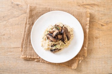 Mantar ve peynir ile ev yapımı risotto