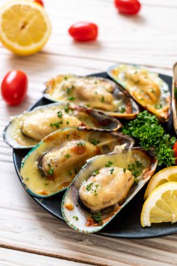 Peynirli taze midye.