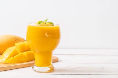 taze mango smoothies - sağlıklı yiyecek ve içecek konsepti