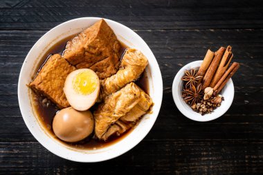 kaynamış yumurta çikolata sosu veya tatlı sos - Asya gıda