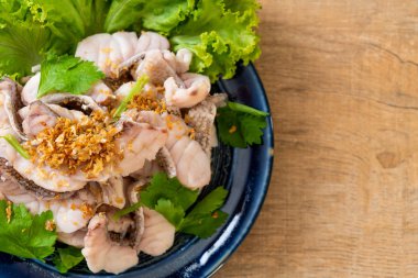 Soslu ve sebzeli haşlanmış balık sosu.