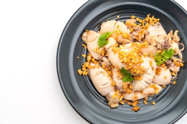 Kızarmış kalamar ve ahtapot beyaz arka plan üzerinde izole sarımsak ile