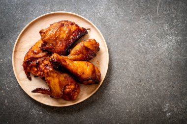 Masada ızgara ve ızgara tavuk.