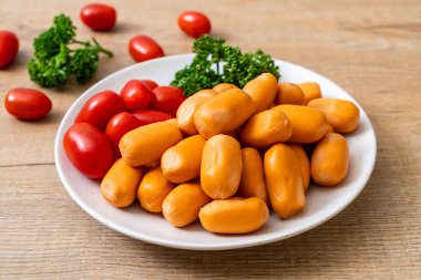 domuz eti kokteyl sosisi plaka üzerinde