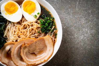 Japon usulü domuz eti ve yumurtalı Shoyu eriştesi.