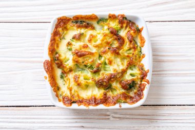 Peynirli fırında karnabahar ve brokoli graten