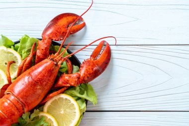 taze Haşlanmış istakoz sebze ve limon ile