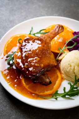 Portakal soslu biftek kızarmış ördek bacak