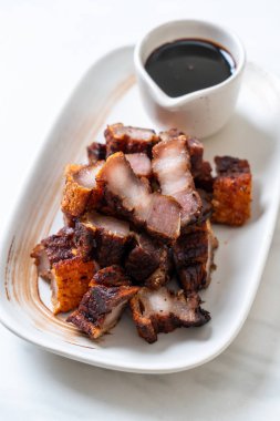 Fried çizgili domuz eti veya gevrek domuz eti veya derin kızarmış domuz eti sos ile