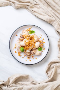 Kızarmış kalamar ya da tabakta sarımsak olan ahtapot.