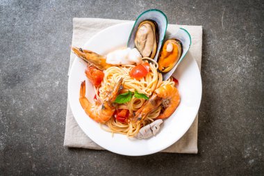 Deniz ürünleri makarna makarna midye, karides, Squis, midye ve domates - İtalyan yemeği tarzı ile