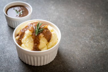 Ev yapımı soslu patates püresi.