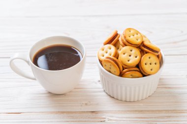 Hindistan cevizli bisküvi ve ananas reçeli.