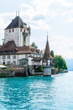 Thun Gölü arka planda İsviçre ile Oberhofen kalesinde güzel mimari
