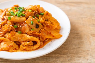 Kore usulü kimchi ile kızartılmış domuz eti.