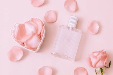 parfüm şişesi ile rose petal arka plan üzerinde