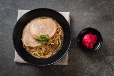 chaashu domuz eti - Japon tarzı ile TONKOTSU ramen erişte