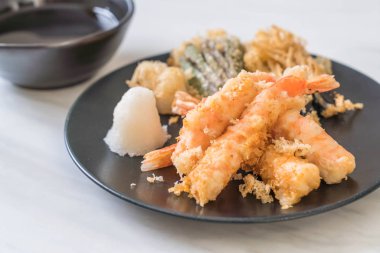 karides tempura (hırpalanmış kızarmış karides) sebze - Japon gıda tarzı