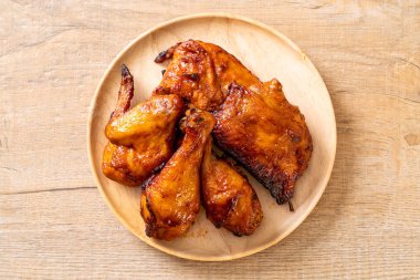 Masada ızgara ve ızgara tavuk.