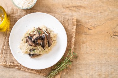 Mantar ve peynir ile ev yapımı risotto
