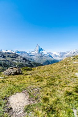 İsviçre, Zermatt 'taki Matterhorn zirvesi manzaralı güzel bir dağ manzarası..