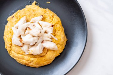 omlet Yengeç eti ve chili sos ile