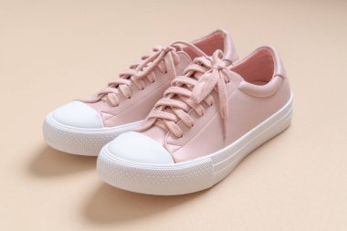 güzel kadın deri spor ayakkabı ayakkabı