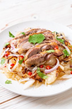 Kızarmış ördek - füzyon gıda tarzı ile pamelo baharatlı salata