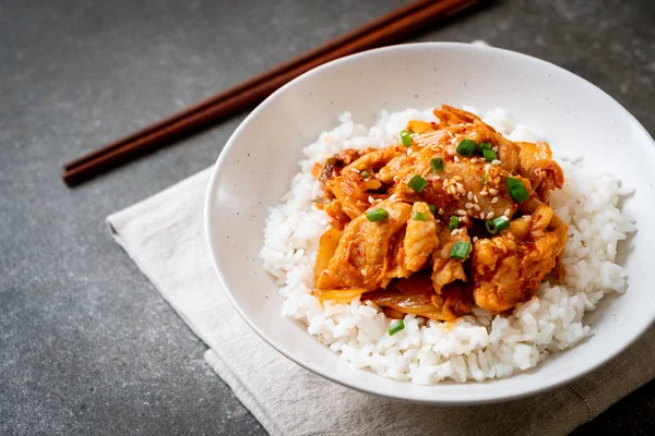 Carne Cerdo Salteada Con Kimchi Sobre Arroz Rematado Estilo Coreano —  Fotos de Stock