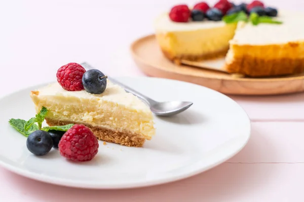 新鮮なラズベリーとブルーベリーの自家製チーズケーキ — ストック写真