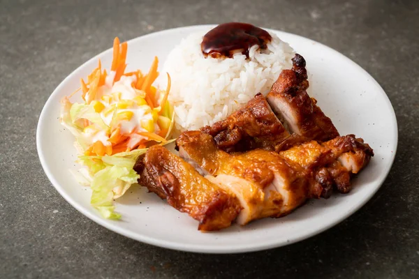 Gegrilltes Huhn Mit Teriyaki Sauce Und Reis Und Salat — Stockfoto