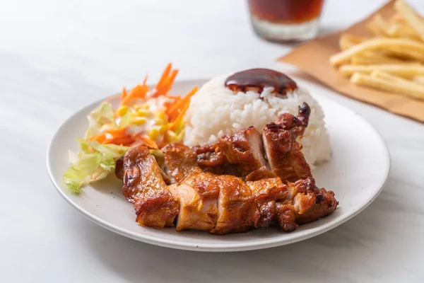 구운된 닭고기 소스와 라이스와 샐러드 — 스톡 사진