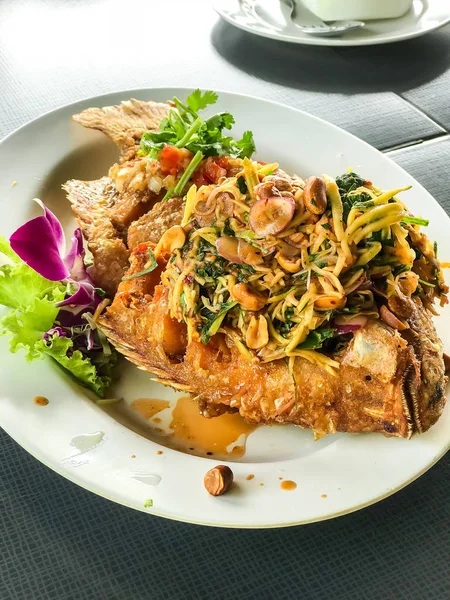 Stekt Fisk Med Ört Asiatisk Mat Stil — Stockfoto