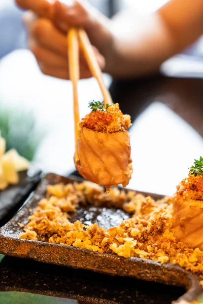 Lachs Sushi Brötchen Mit Sauce Japanisches Essen — Stockfoto
