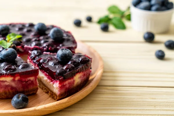 Ahşap arka planda ev yapımı yaban mersinli kek.