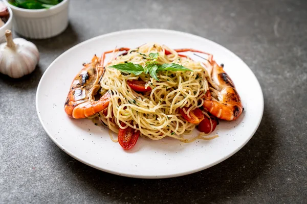 ızgara karides ve domates - İtalyan Füzyon gıda tarzı ile tavada kızartılmış spagetti