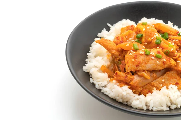 kimchi tepesinde pirinç beyaz arka plan üzerinde - Kore yemeği stil izole ile tavada kızartılmış domuz eti
