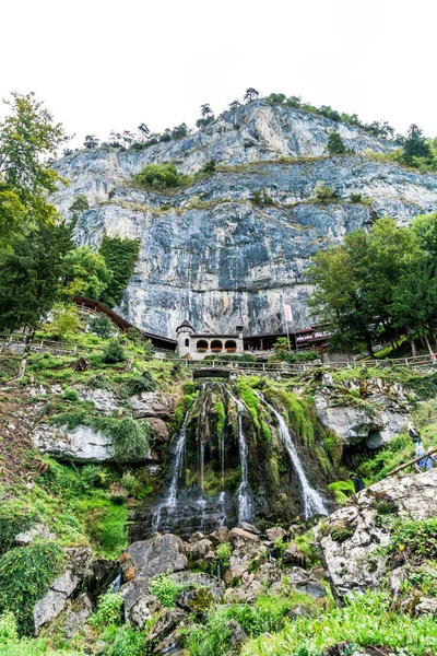 St. Beatus mağara ve şelaleler Thunersee, Sundlauenen İsviçre yukarıda.