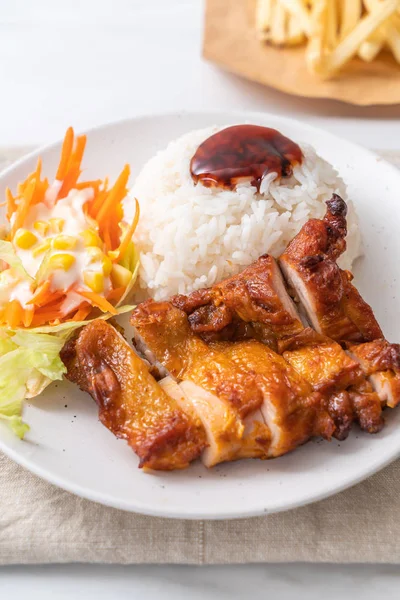 Ayam Panggang Dengan Saus Teriyaki Dan Nasi Dan Salad — Stok Foto