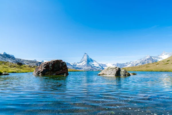 洛文兹 麦特洪与 Stellisee 湖在瑞士的策尔马特 — 图库照片