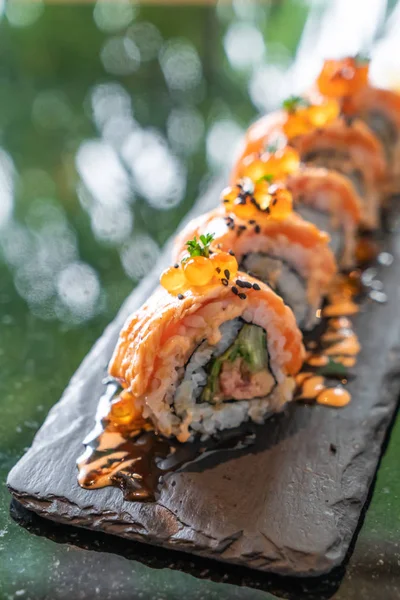 somon suşi rulo ile kaz ciğeri - Japon gıda tarzı