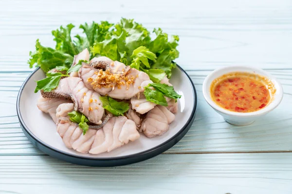 Soslu ve sebzeli haşlanmış balık sosu.