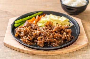 sıcak plaka - Asya tarzı domuz biftek dilimlenmiş